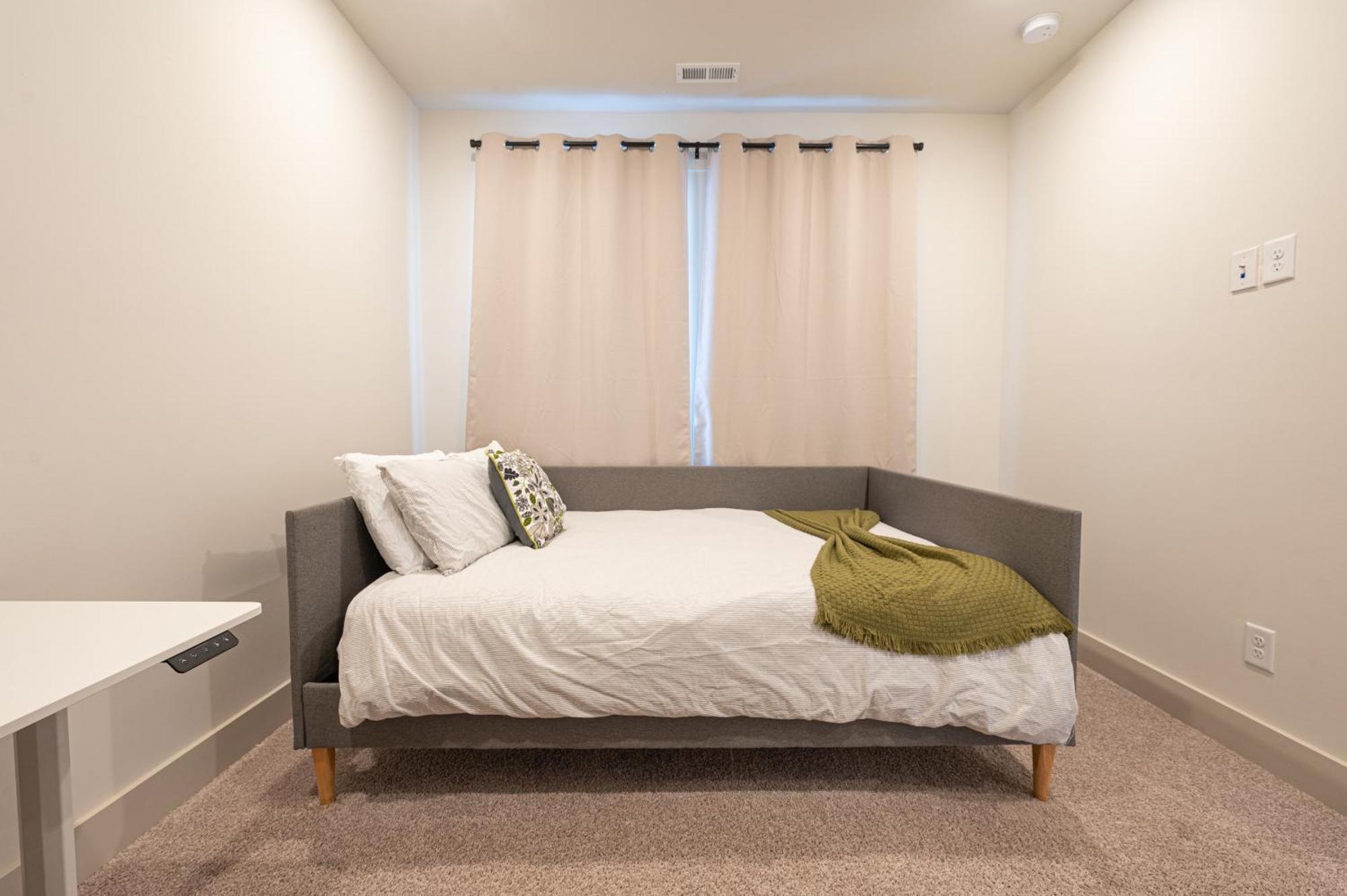 Townhouse . Rooftop . Cloud Couch . 85 Inch Tv . 2 Miles From Uptown Charlotte