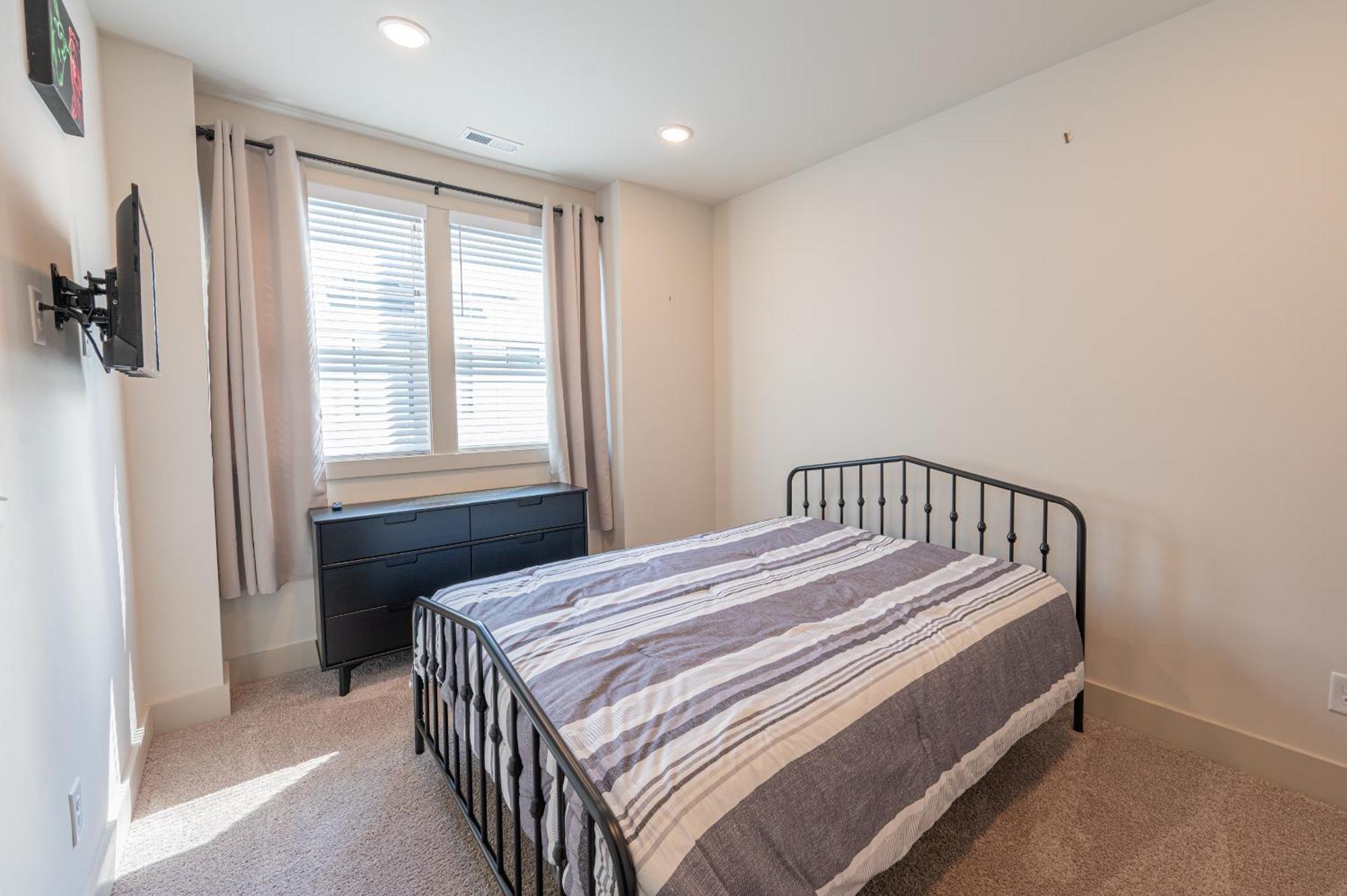 Apartment Townhouse . Rooftop . Cloud Couch . 85 Inch Tv . 2 Miles From Uptown *