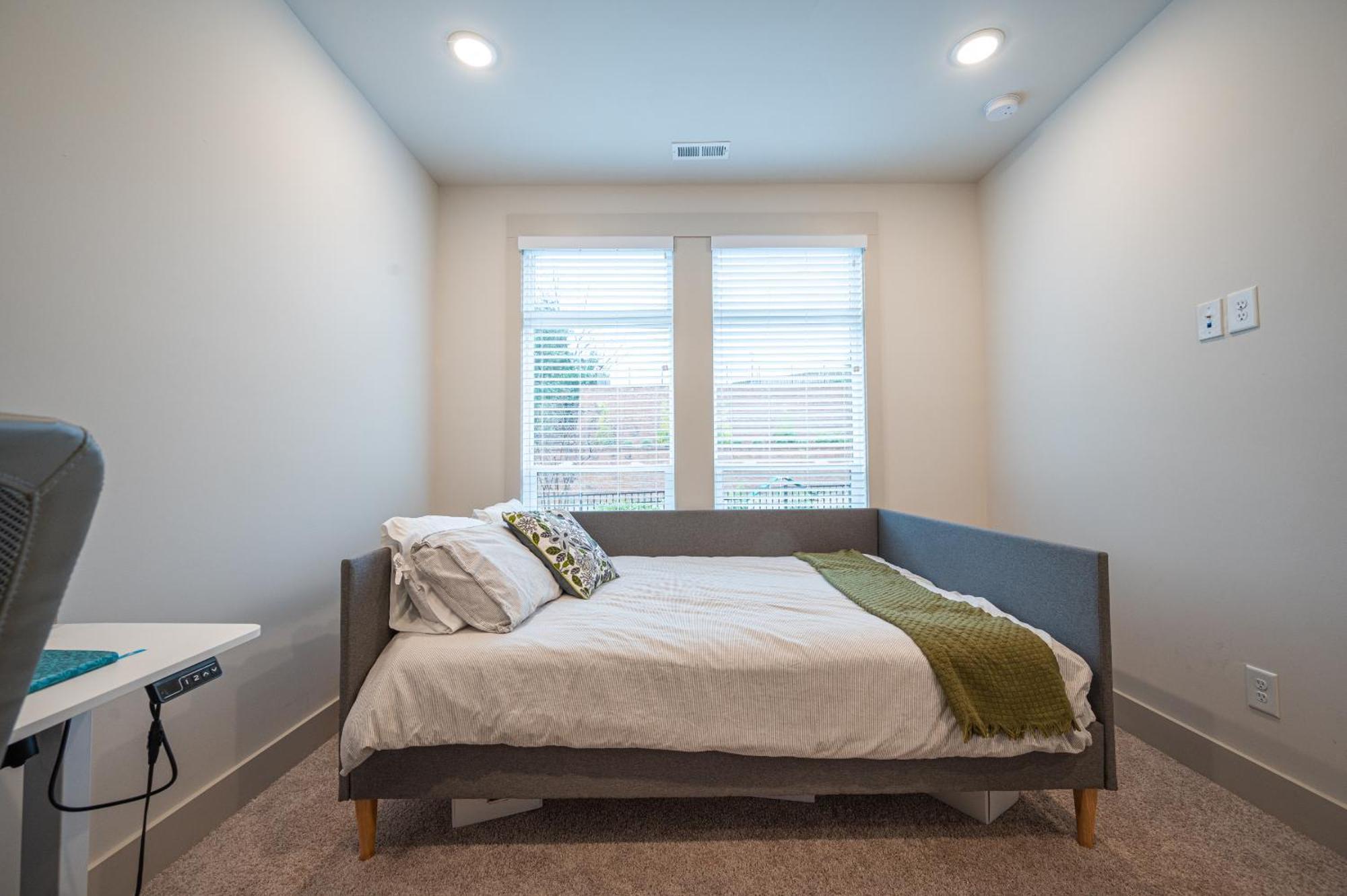 Townhouse . Rooftop . Cloud Couch . 85 Inch Tv . 2 Miles From Uptown *