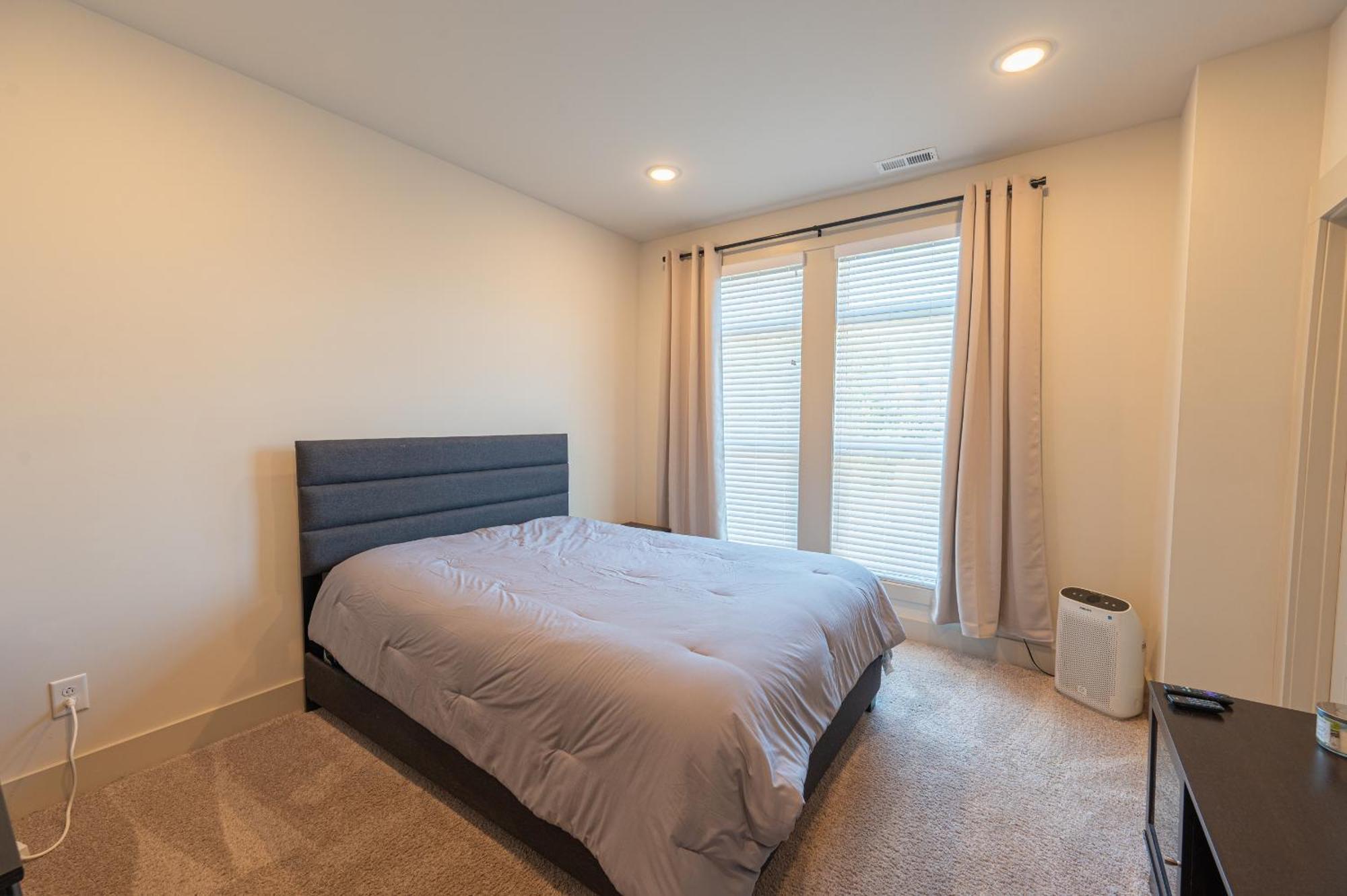 Apartment Townhouse . Rooftop . Cloud Couch . 85 Inch Tv . 2 Miles From Uptown