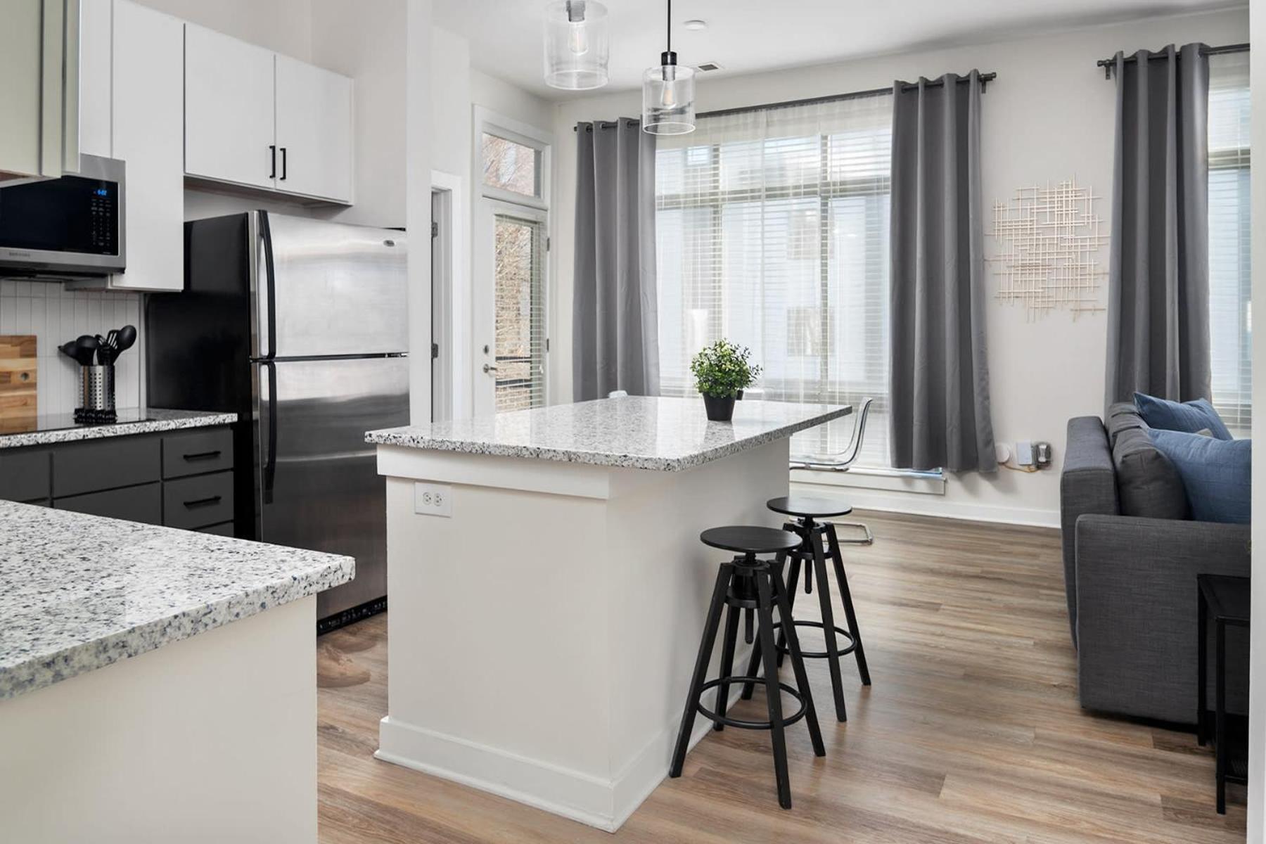 Spacious 2bd With Private Balcony And Free Parking Apartment