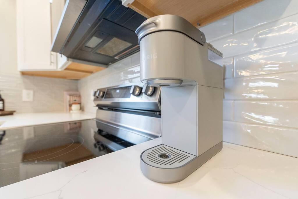 Brand New Cozy Modern W/hot Tub+movieroom 7 Min From Uptown Holiday home *