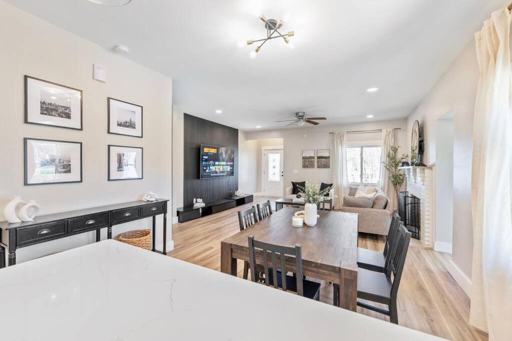Brand New Cozy Modern W/hot Tub+movieroom 7 Min From Uptown Holiday home Charlotte