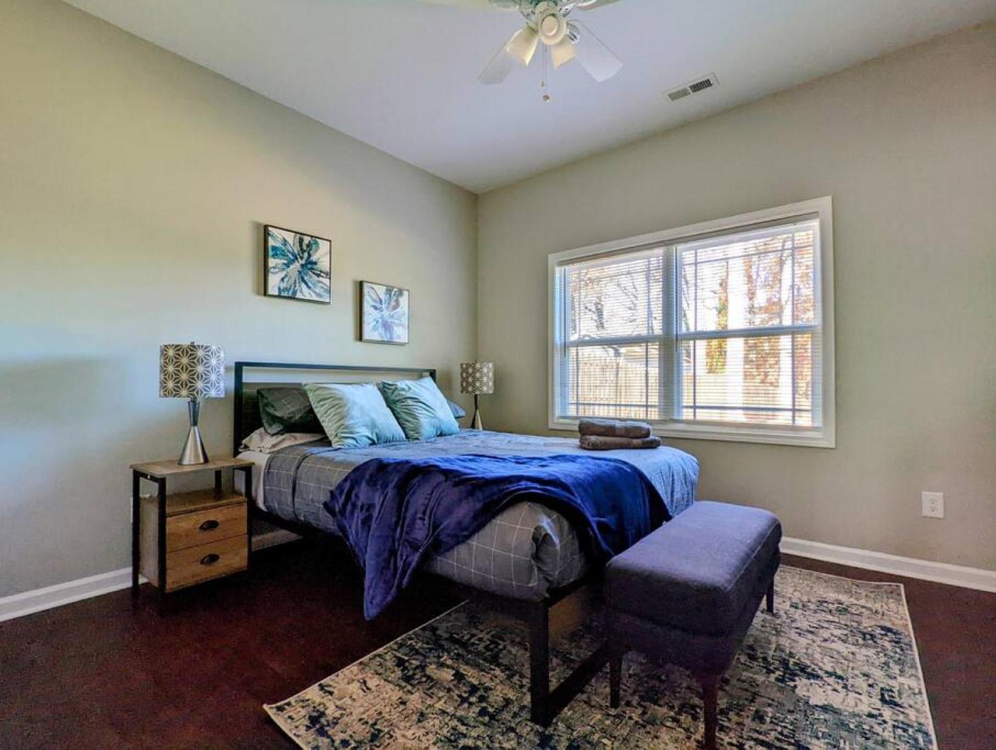 Spacious Family Friendly With Large Fenced In Yard Holiday home *