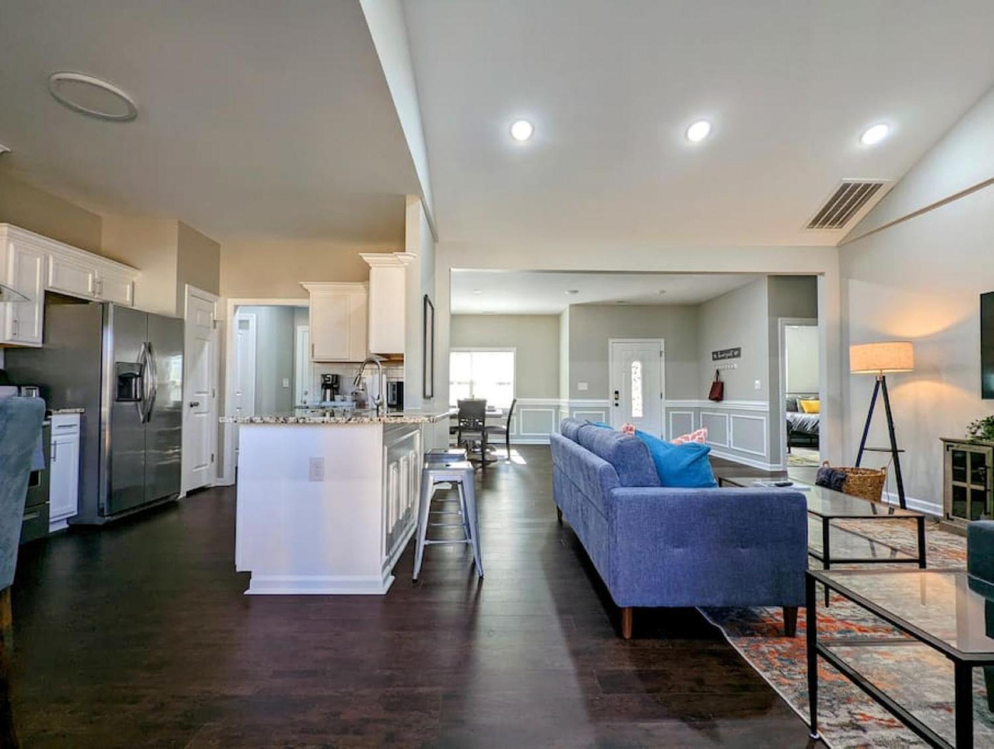 Spacious Family Friendly With Large Fenced In Yard *
