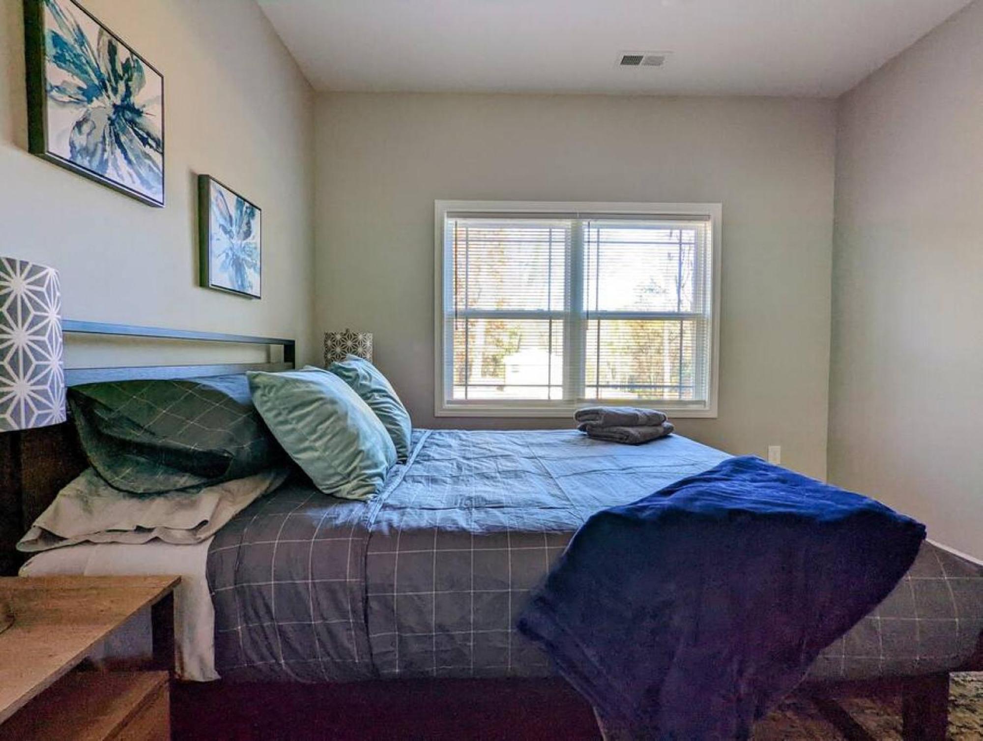 Spacious Family Friendly With Large Fenced In Yard Holiday home