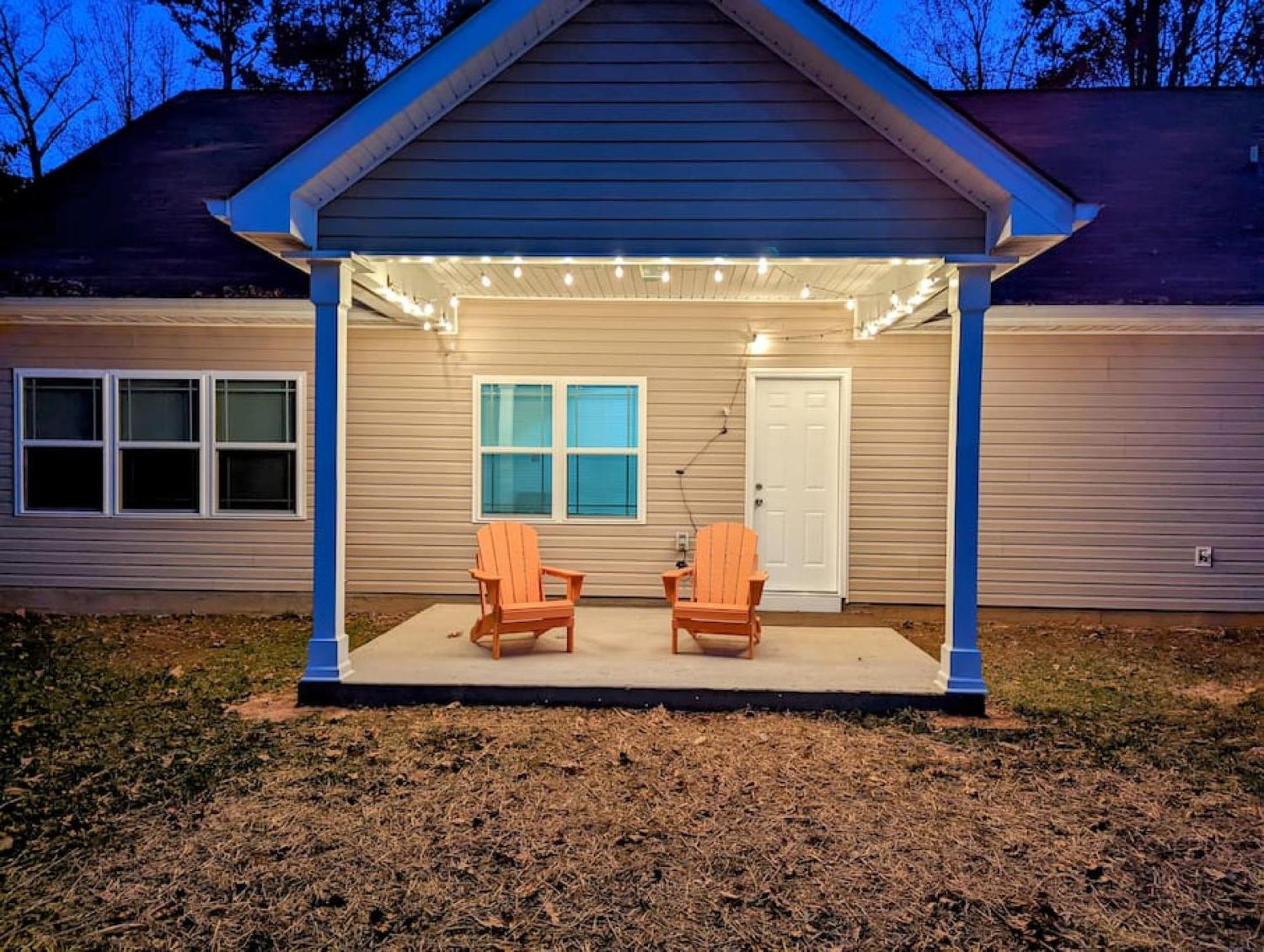 Spacious Family Friendly With Large Fenced In Yard Holiday home *