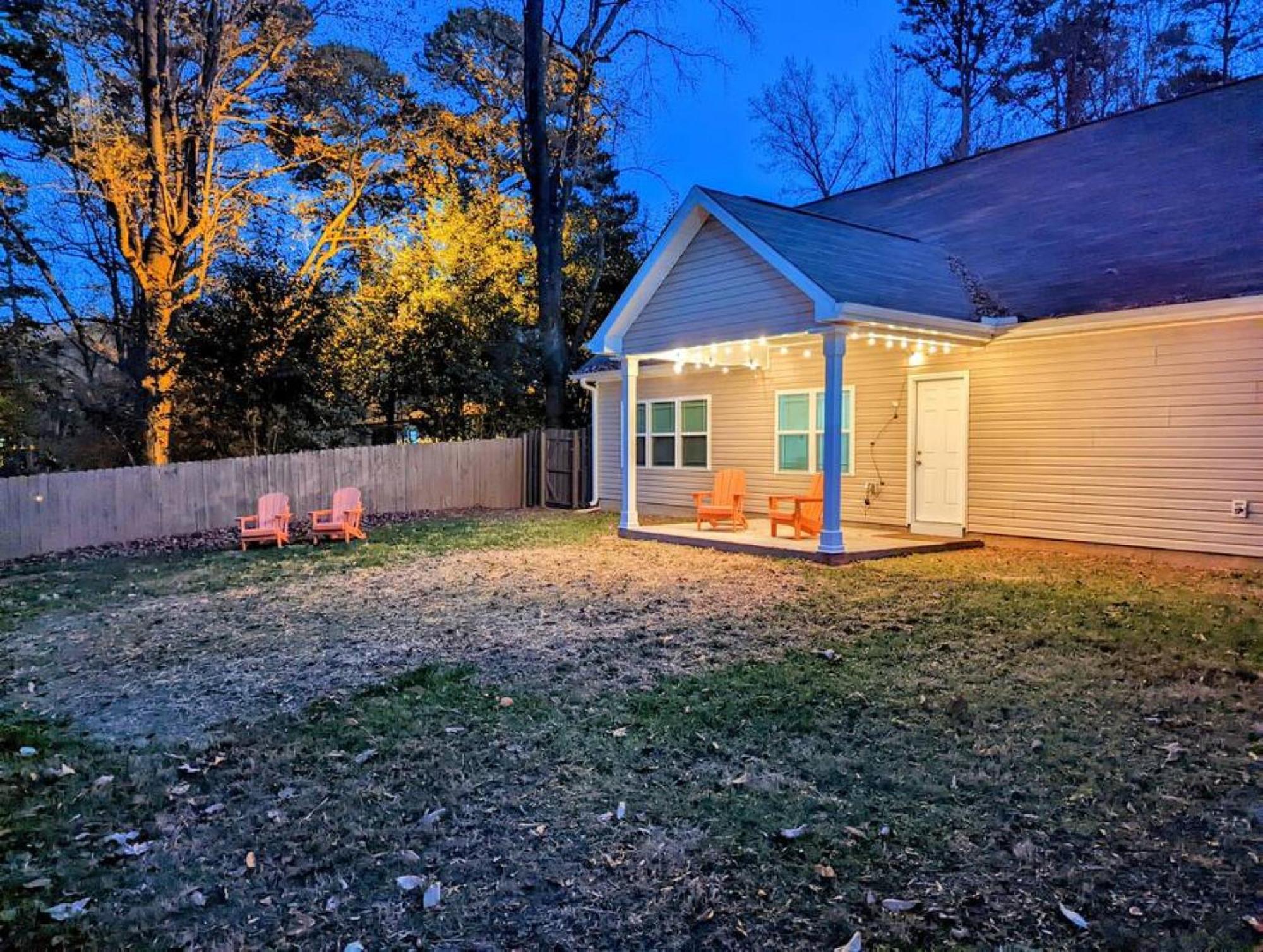 Spacious Family Friendly With Large Fenced In Yard Holiday home Charlotte