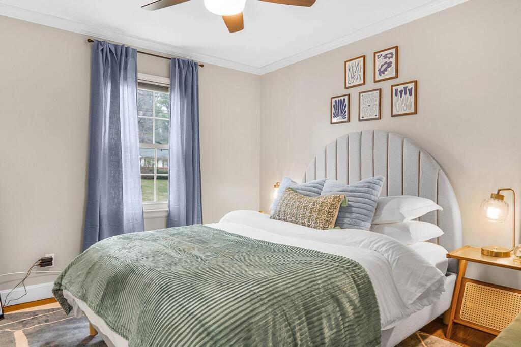 Holiday home 5bd Vibrant Haven: Basketball - 10mins To Airport *