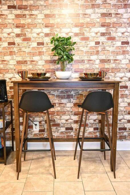 Cozy - 2 Bedroom Townhome Getaway - Plaza Midwood Apartment