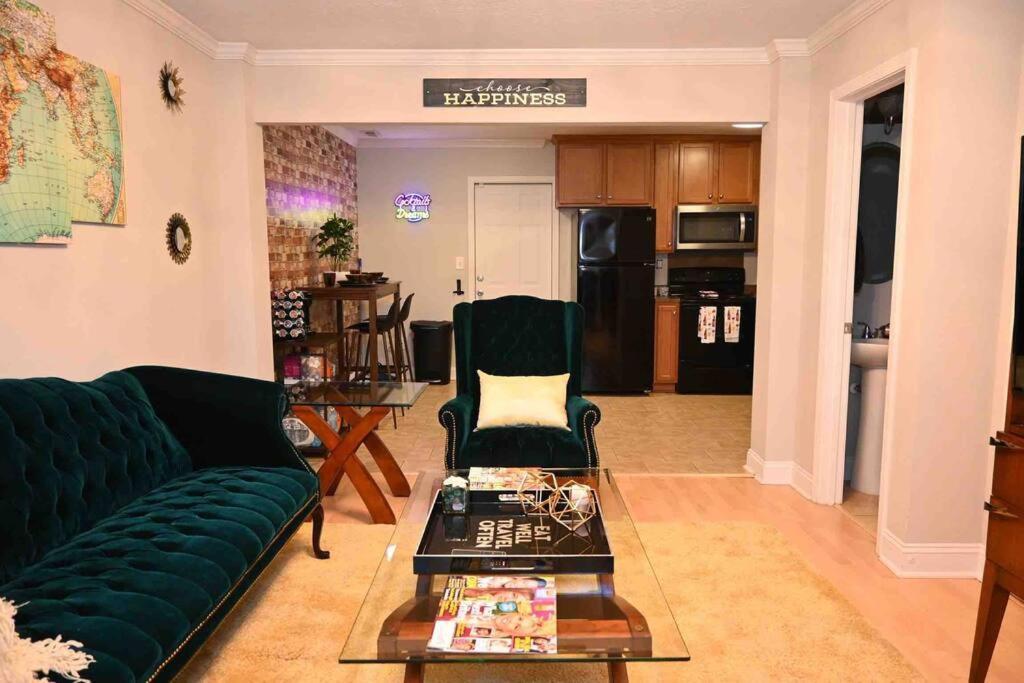Cozy - 2 Bedroom Townhome Getaway - Plaza Midwood Apartment *