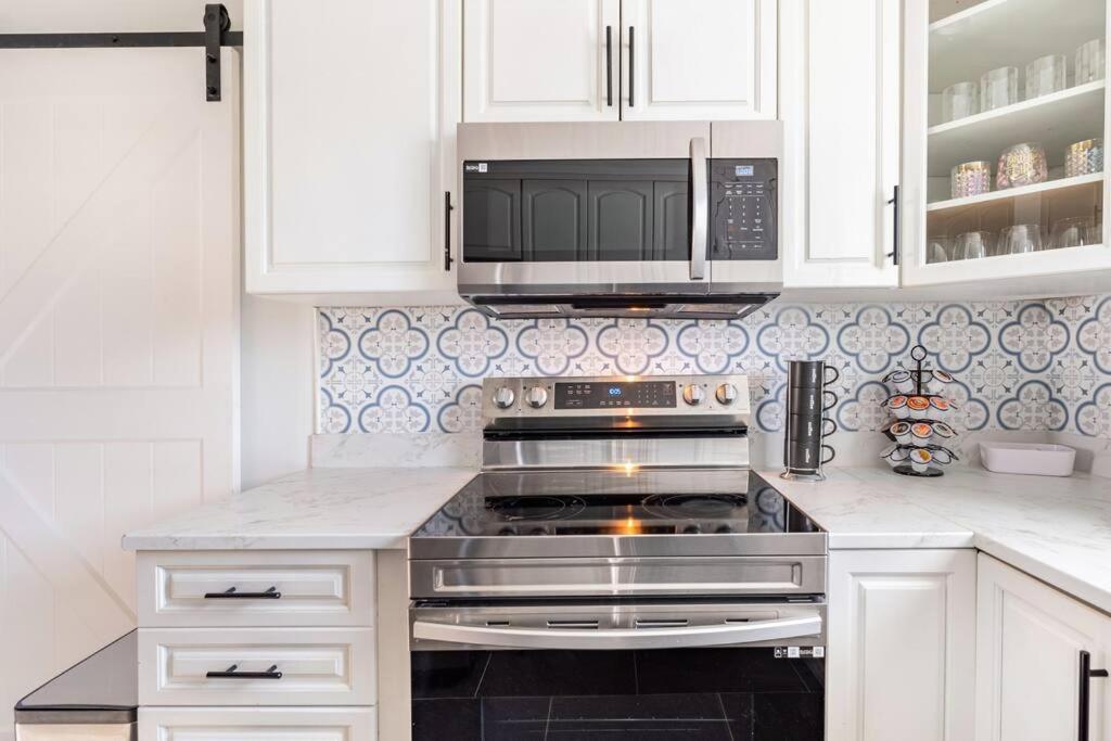 4 Bedroom Bungalow - 5 Min To Uptown Holiday home Charlotte
