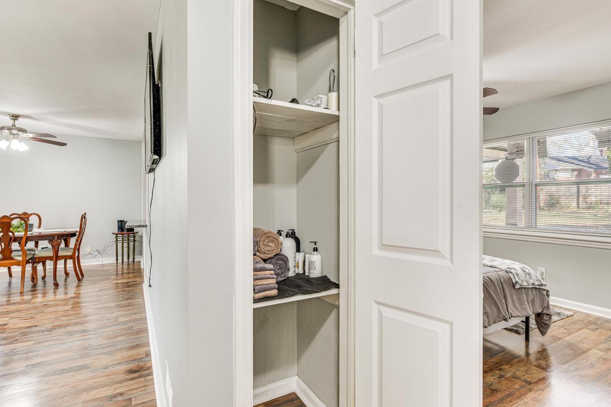 Holiday home Updated With Yard About 3 Mi To Uptown!