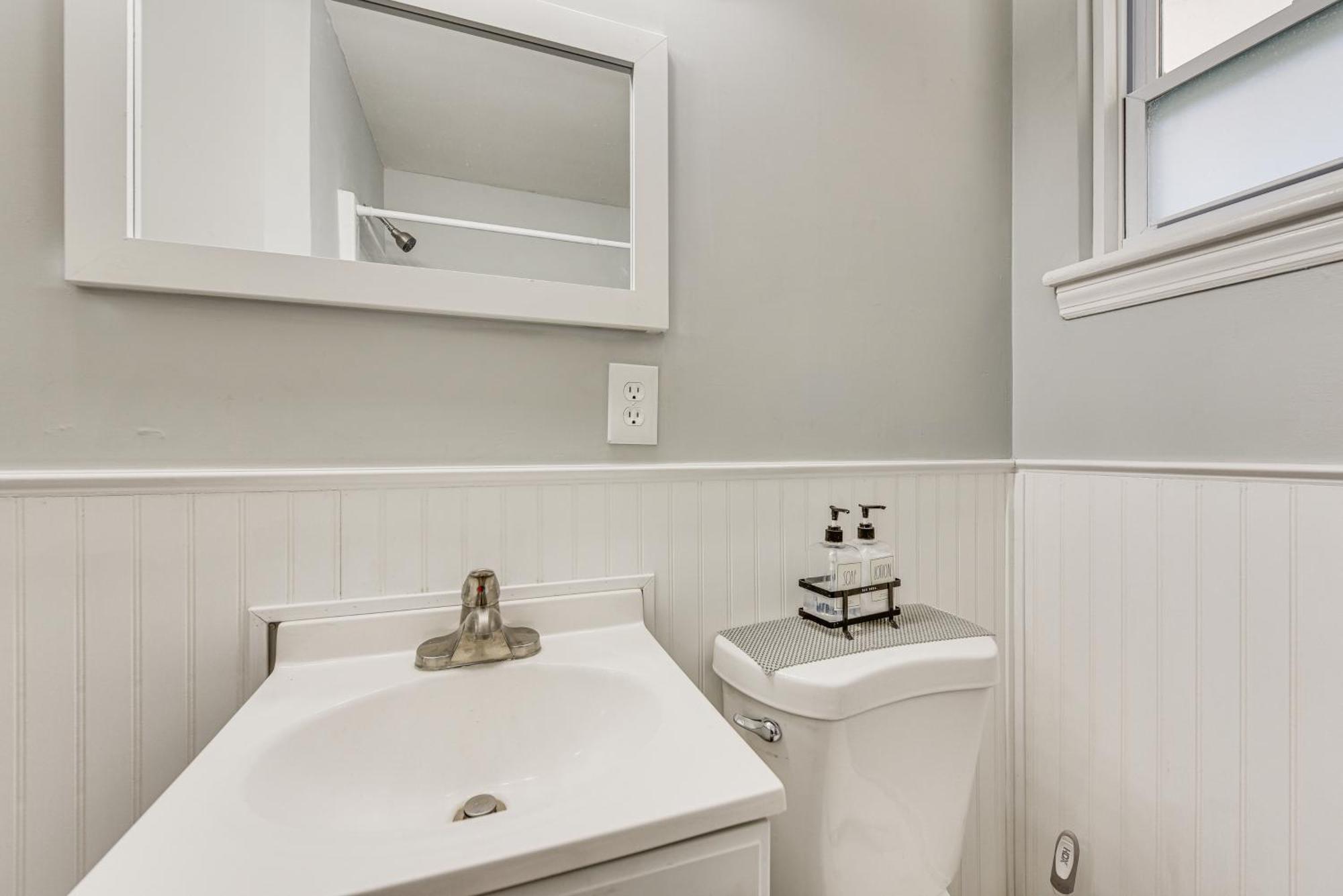Holiday home Updated With Yard About 3 Mi To Uptown! *