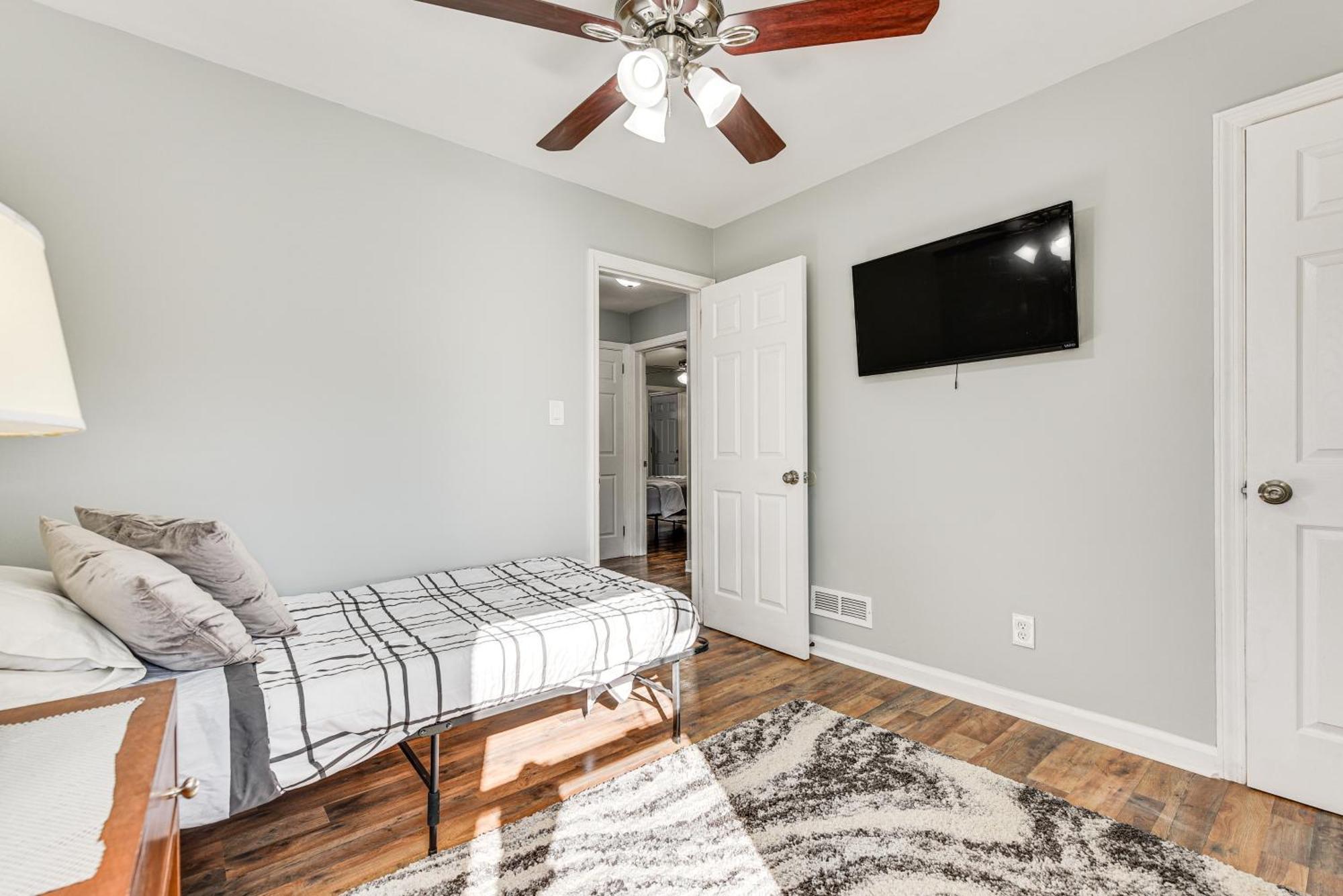 Updated With Yard About 3 Mi To Uptown! Holiday home