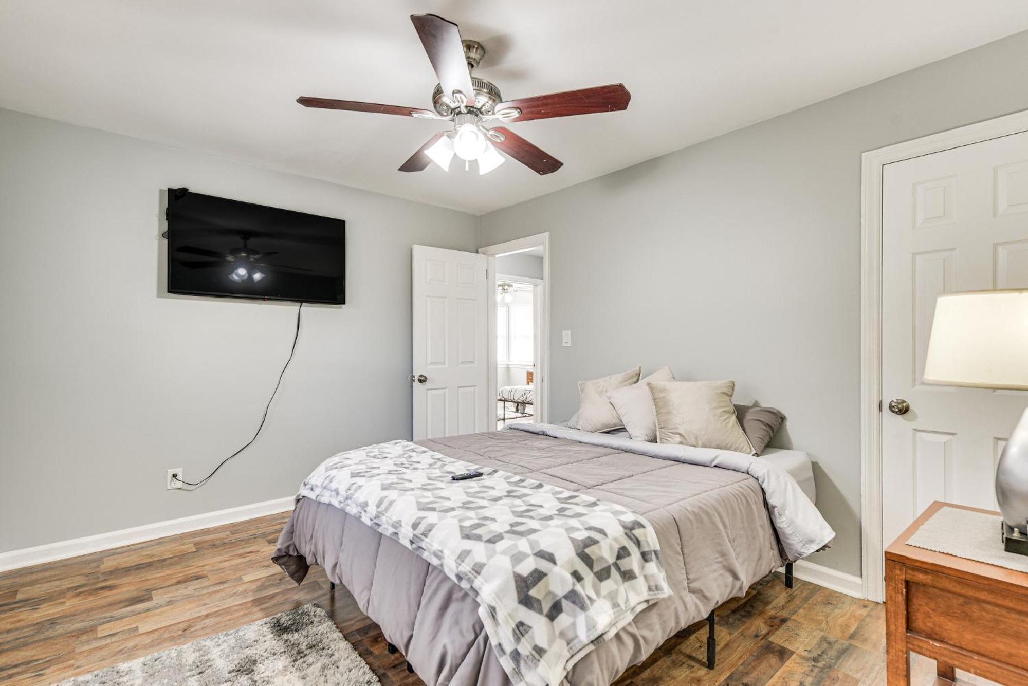 Holiday home Updated With Yard About 3 Mi To Uptown!