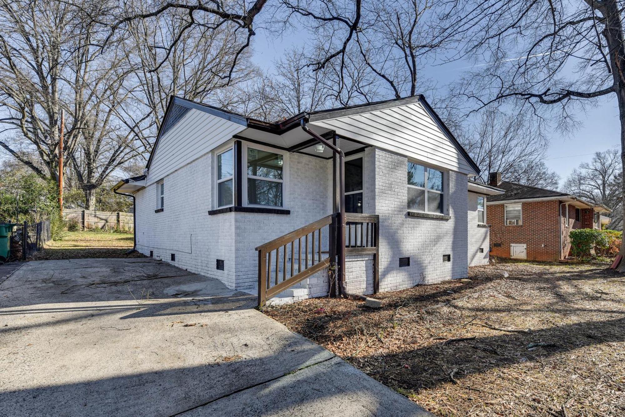 Updated With Yard About 3 Mi To Uptown! Holiday home Charlotte