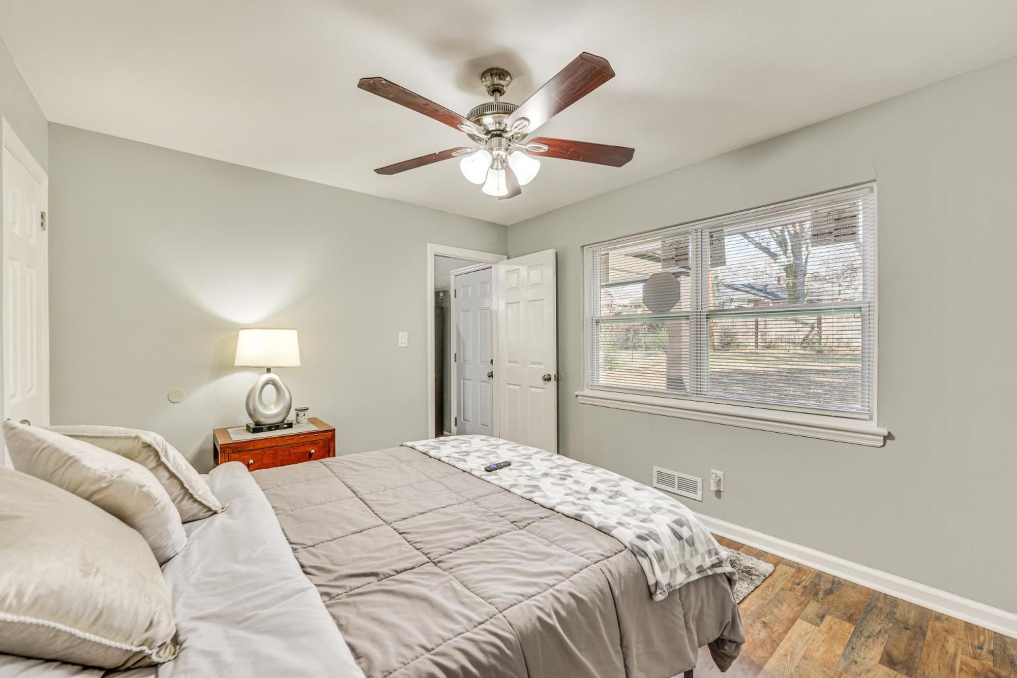 Holiday home Updated With Yard About 3 Mi To Uptown!