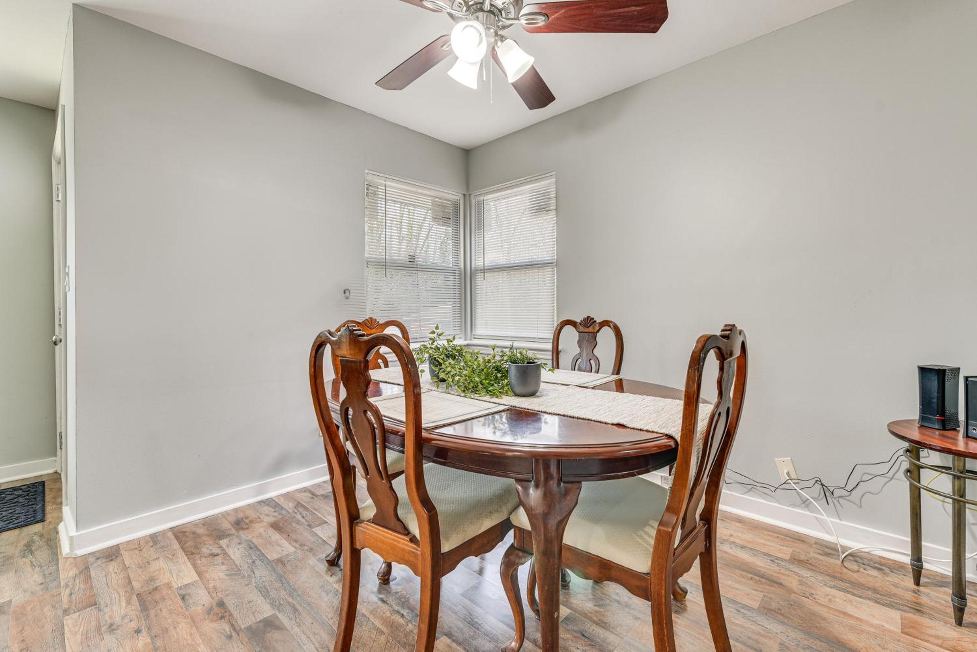 Updated With Yard About 3 Mi To Uptown! Holiday home *