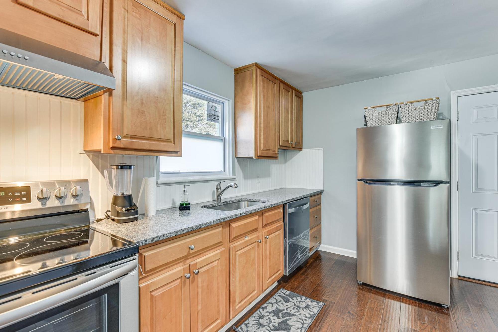 Holiday home Updated With Yard About 3 Mi To Uptown!
