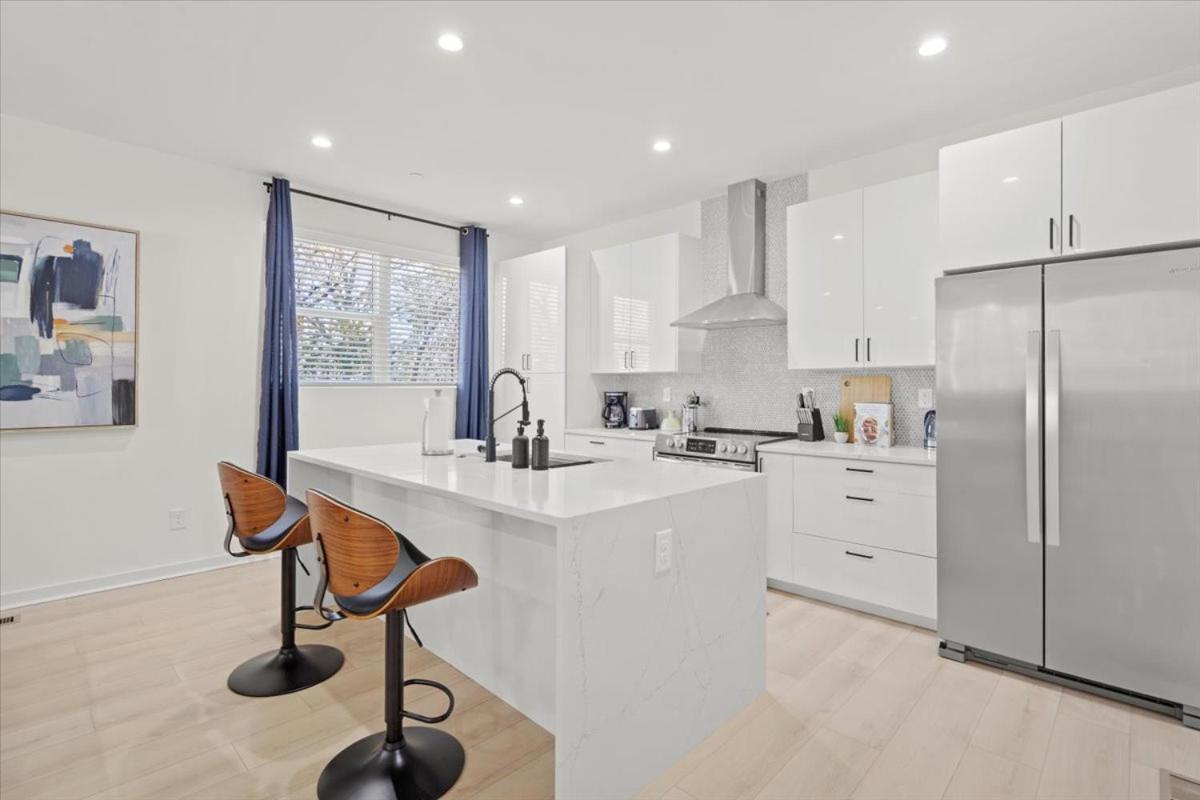 Stylish Modern 3br 3,5ba Townhouse In *