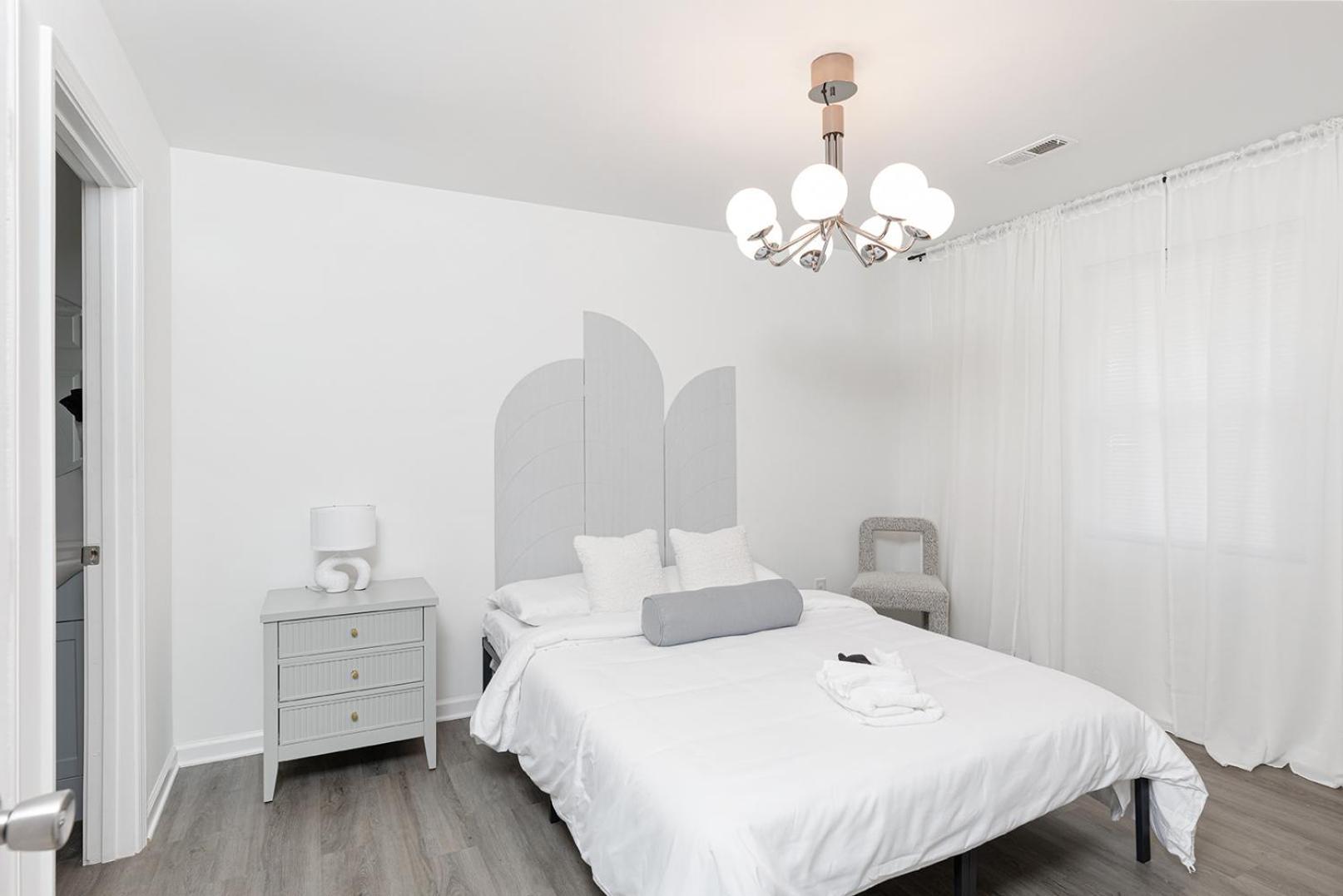 Large Modern King Beds Near Dwtn Patio Holiday home *