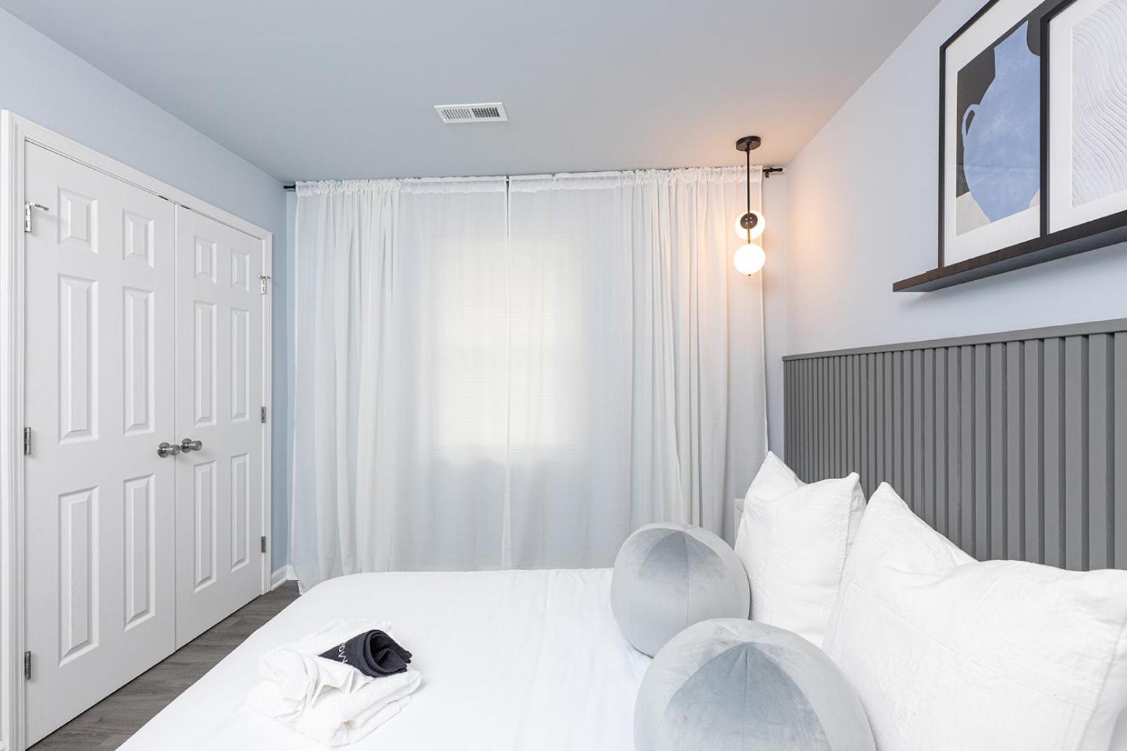 Holiday home Large Modern King Beds Near Dwtn Patio Charlotte