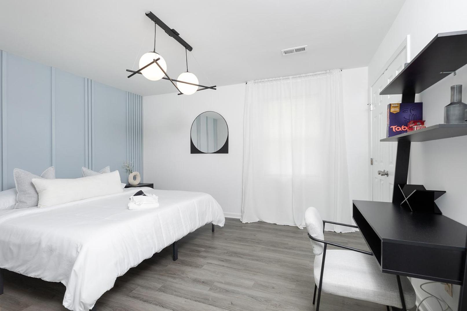 Large Modern King Beds Near Dwtn Patio Holiday home