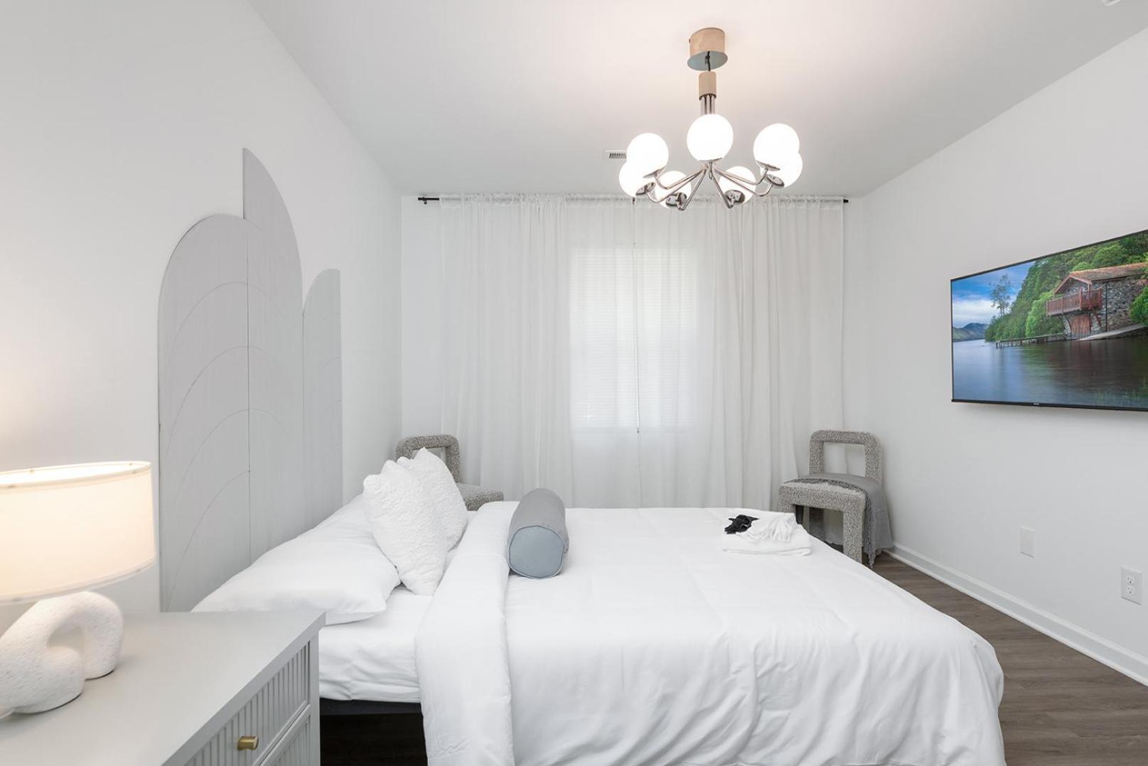 Large Modern King Beds Near Dwtn Patio *