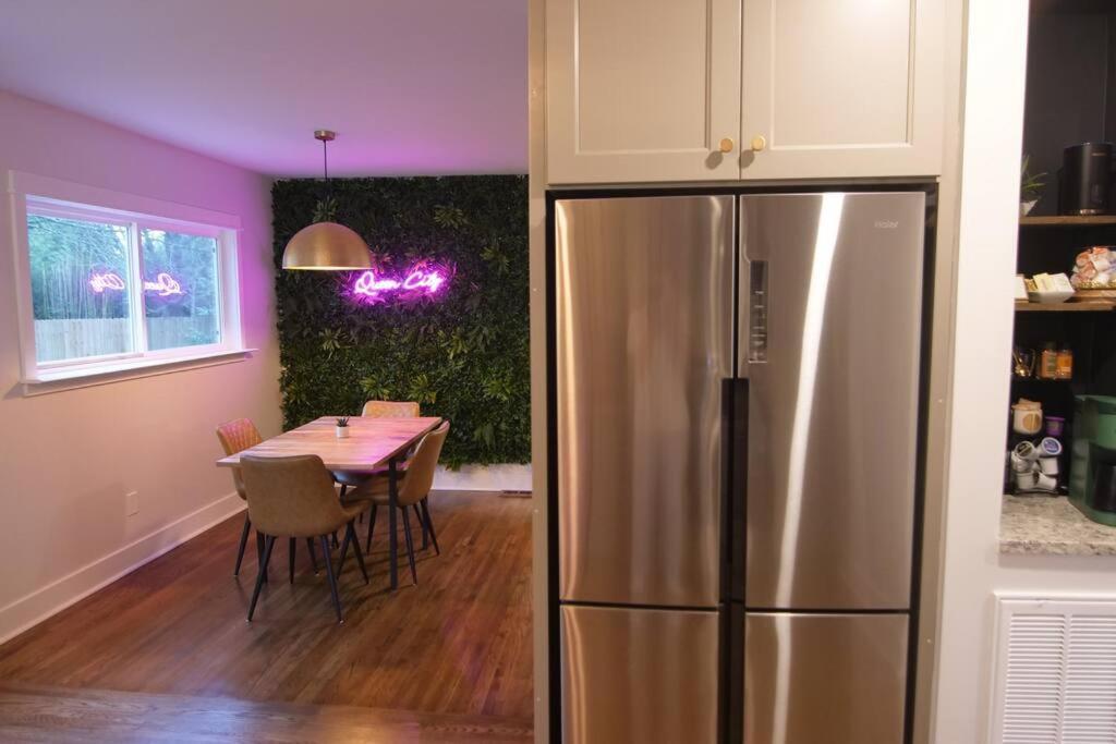 Vibrant 7 Mins From Uptown, King & Queen Bed - Queen Oasis