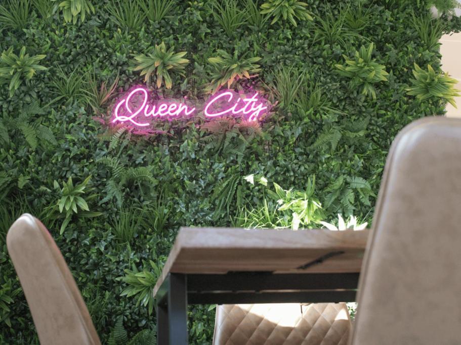 Vibrant 7 Mins From Uptown, King & Queen Bed - Queen Oasis *