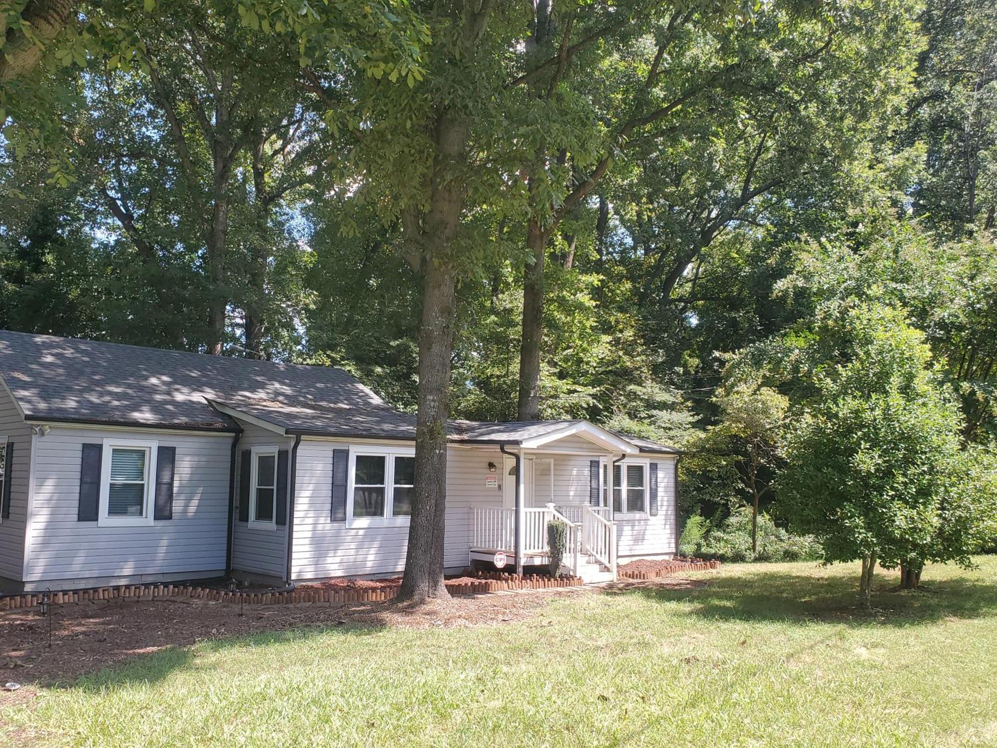 Private Single Level Standalone House Large Lot - 3 Bedrooms Charlotte