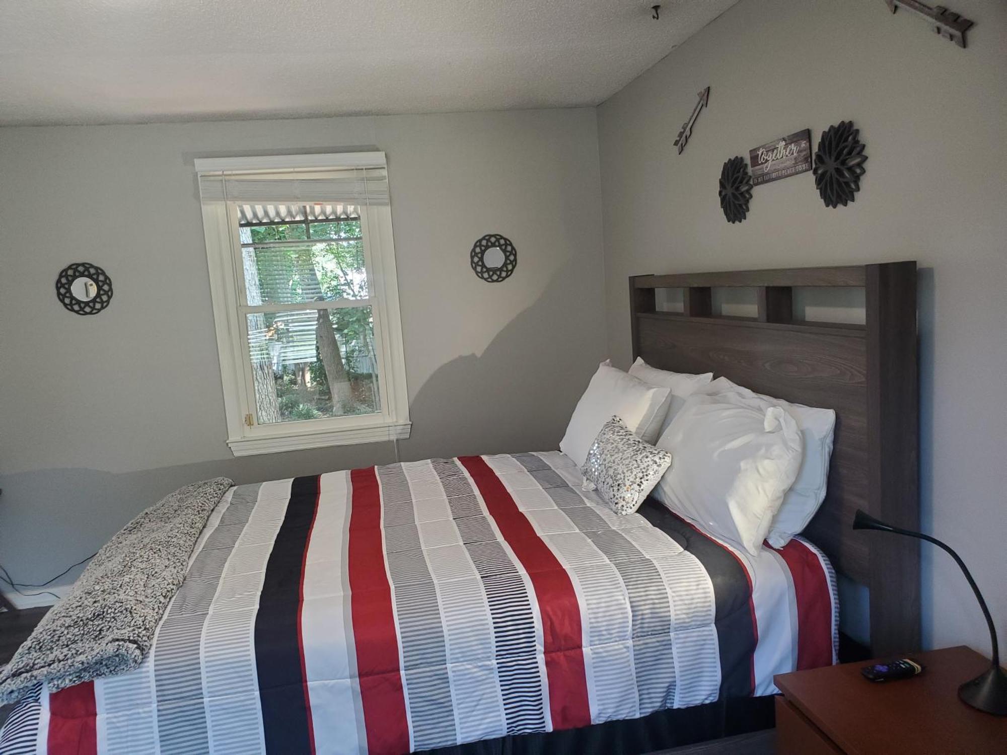 Private Single Level Standalone House Large Lot - 3 Bedrooms Holiday home *