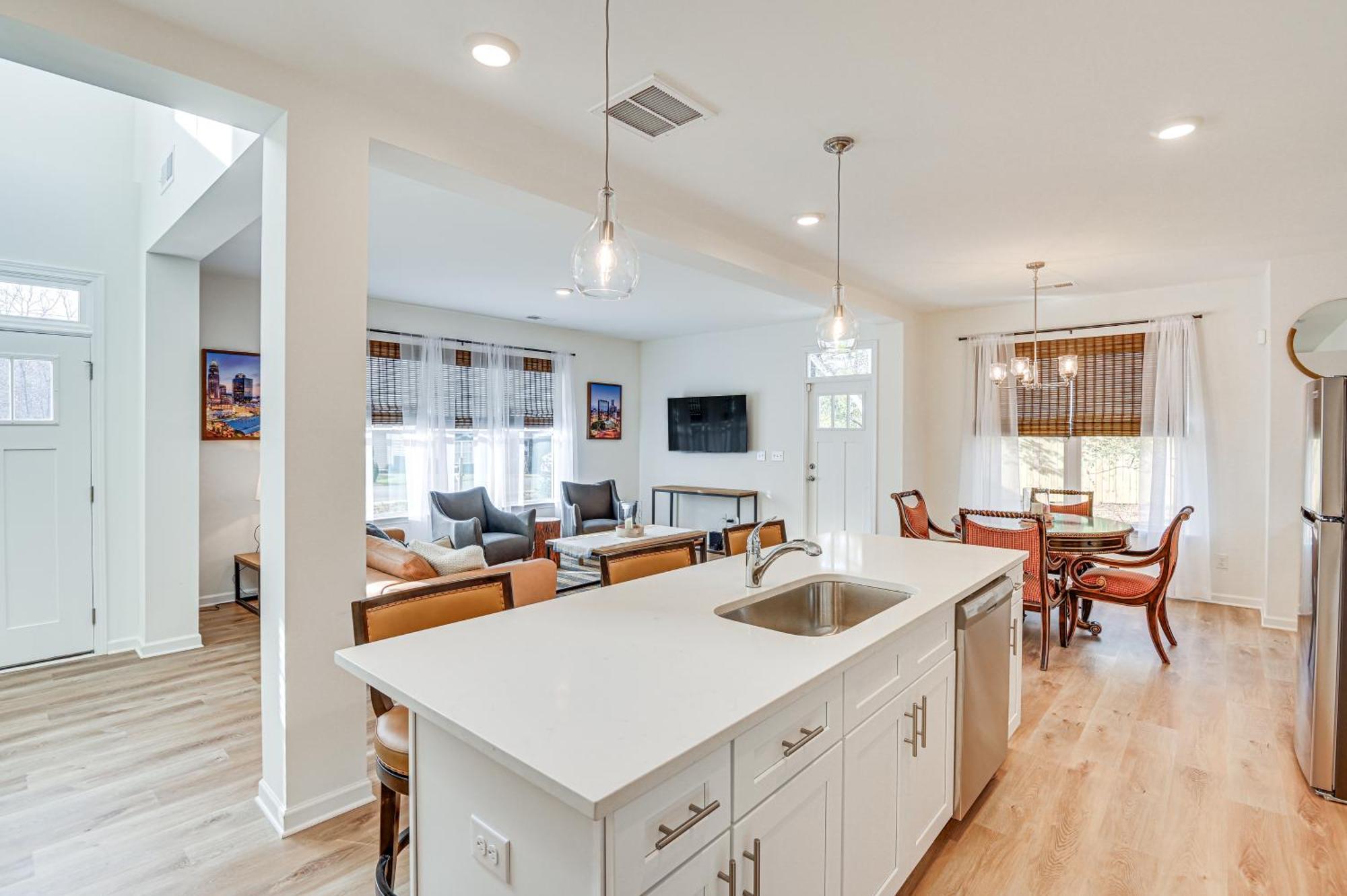 Charming Townhome 6 Mi To Downtown! Holiday home
