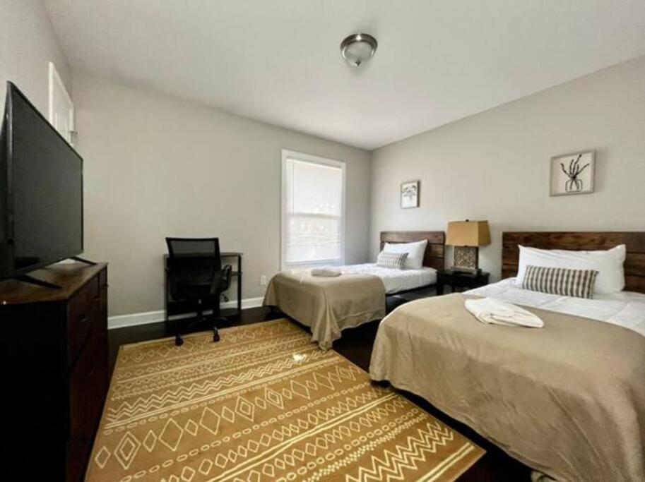 Cheerful 2-story W/ High Speed Wi-fi & Patio! *