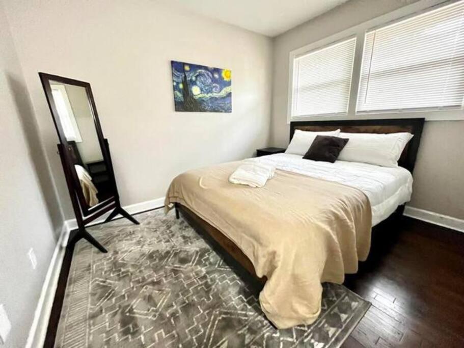 Cheerful 2-story W/ High Speed Wi-fi & Patio!