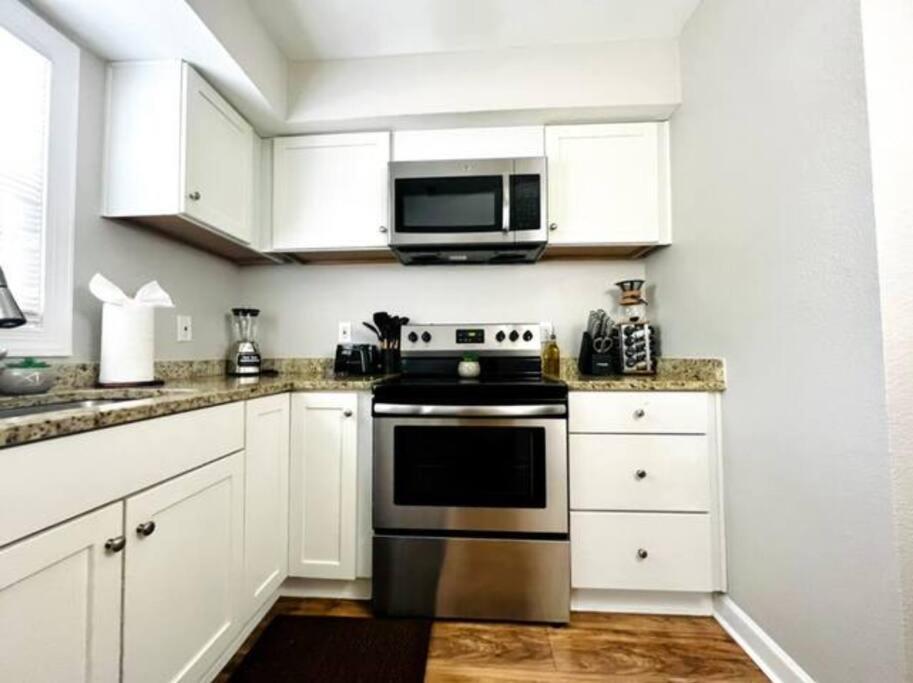 Apartment Cheerful 2-story W/ High Speed Wi-fi & Patio! *