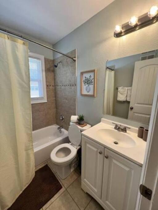 Apartment Cheerful 2-story W/ High Speed Wi-fi & Patio! Charlotte
