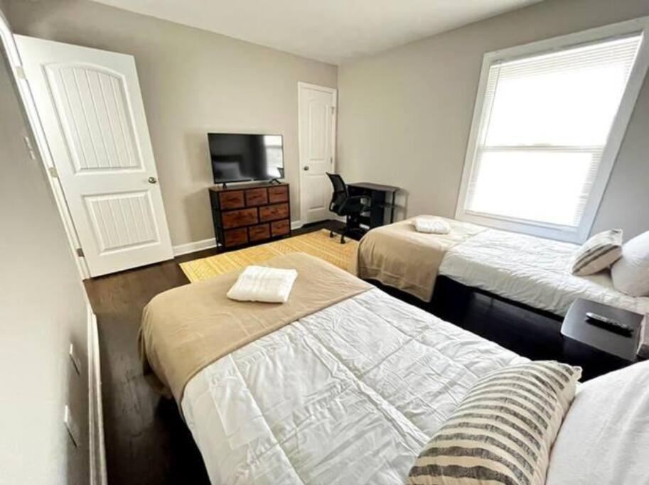 Apartment Cheerful 2-story W/ High Speed Wi-fi & Patio! *