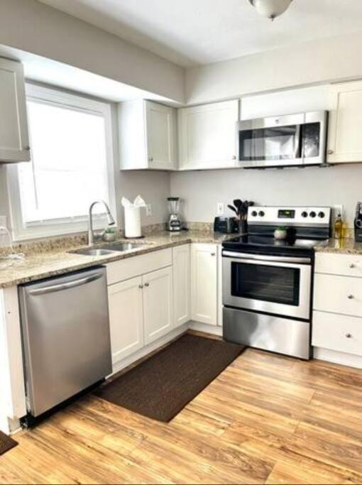 Cheerful 2-story W/ High Speed Wi-fi & Patio! Apartment *
