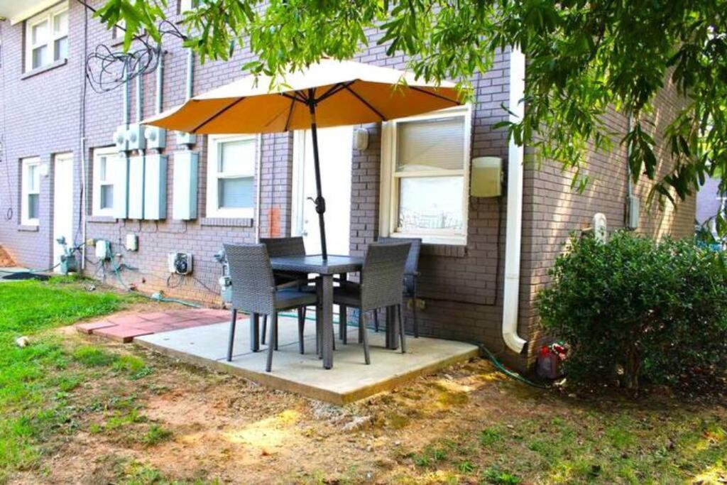 Cheerful 2-story W/ High Speed Wi-fi & Patio! * Charlotte
