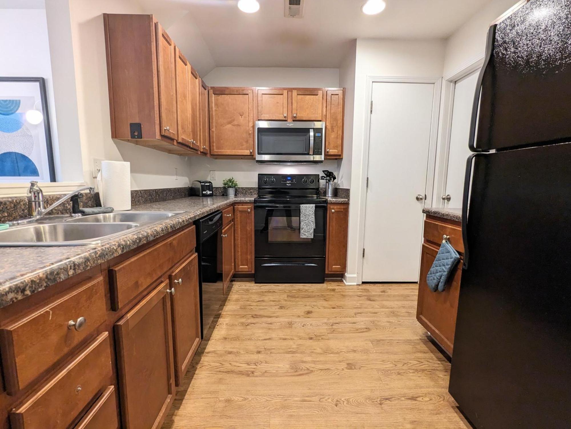 League Flats At Historic West End Apartment