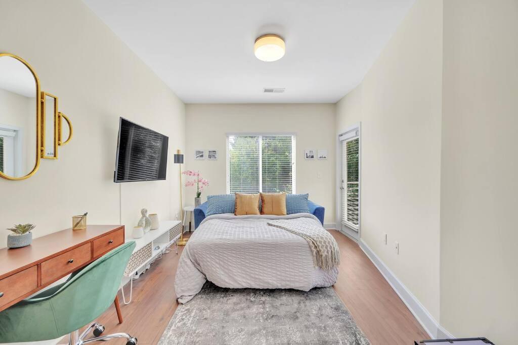 King Bed - Great Walkability To Restaurants