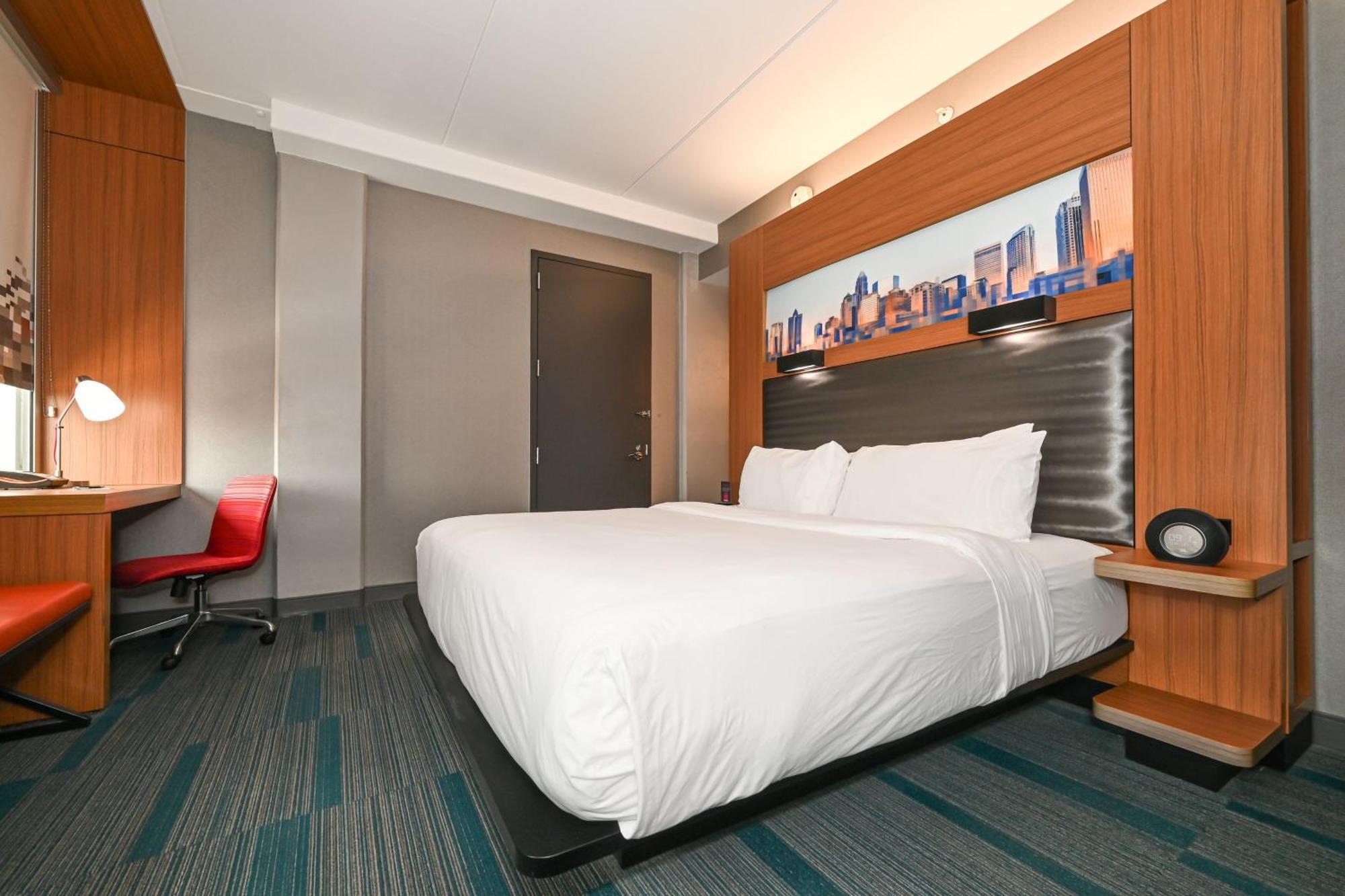 Aloft Center Hotel