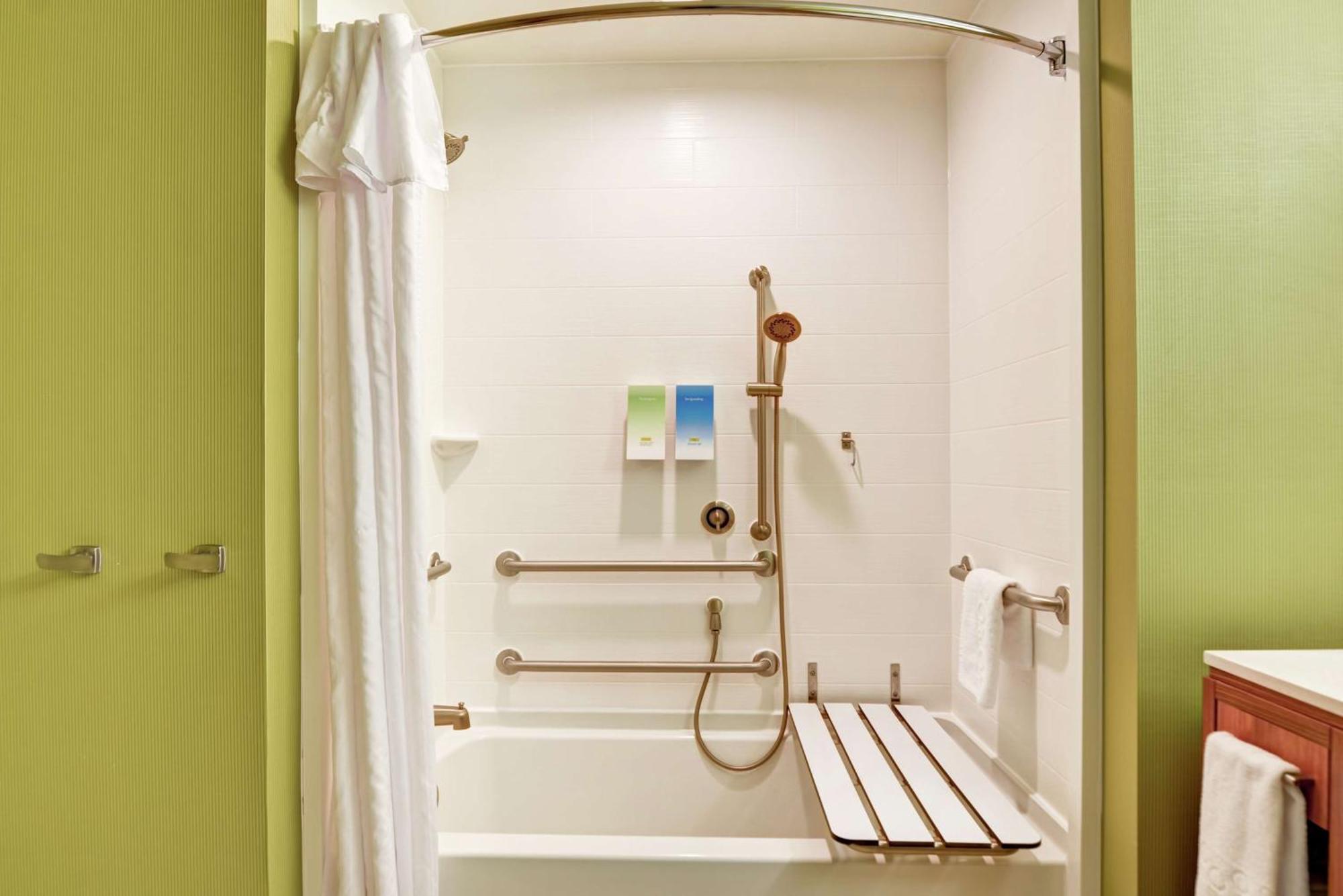 Home2 By Hilton Airport 3*