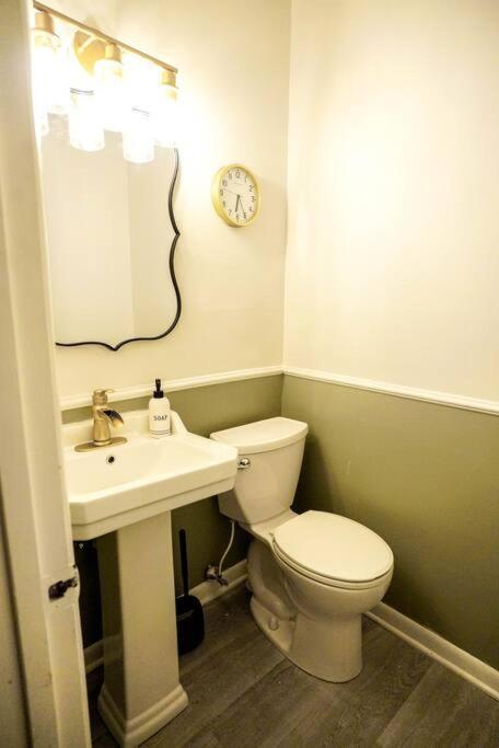 3 Bedroom Townhome Minutes To Uptown Holiday home *