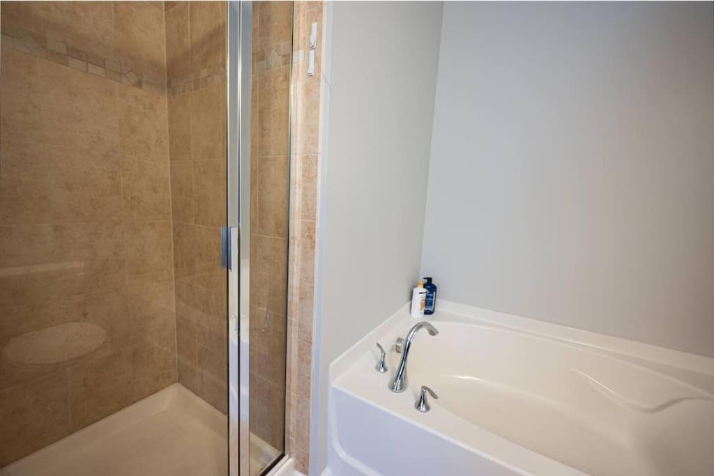 3bdrm W/ Kingbed_pool_wi-fi-private Apartment Charlotte