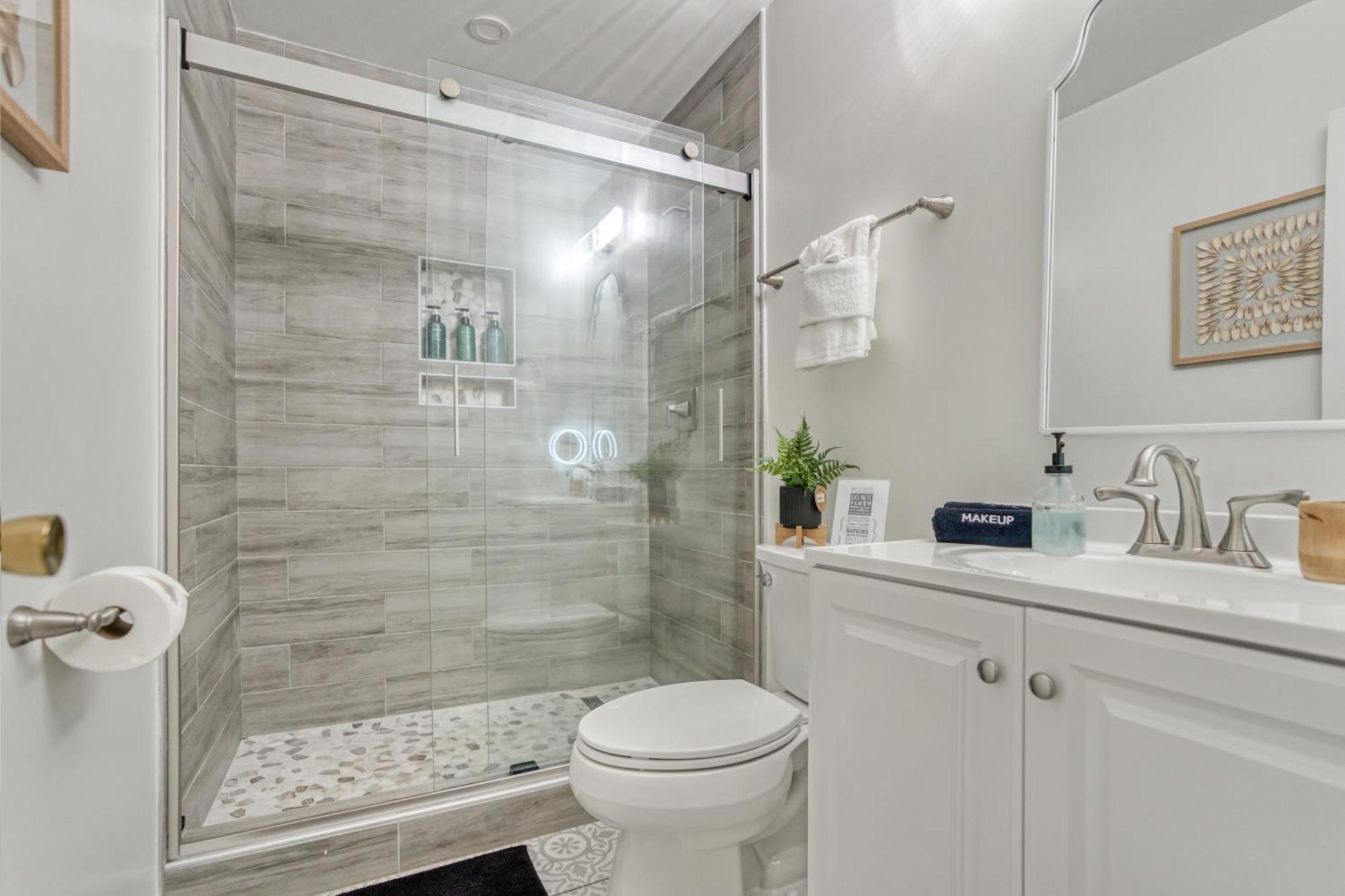 Vibrant South Clt Oasis, 3brs, Patio, Fire Pit Holiday home Charlotte