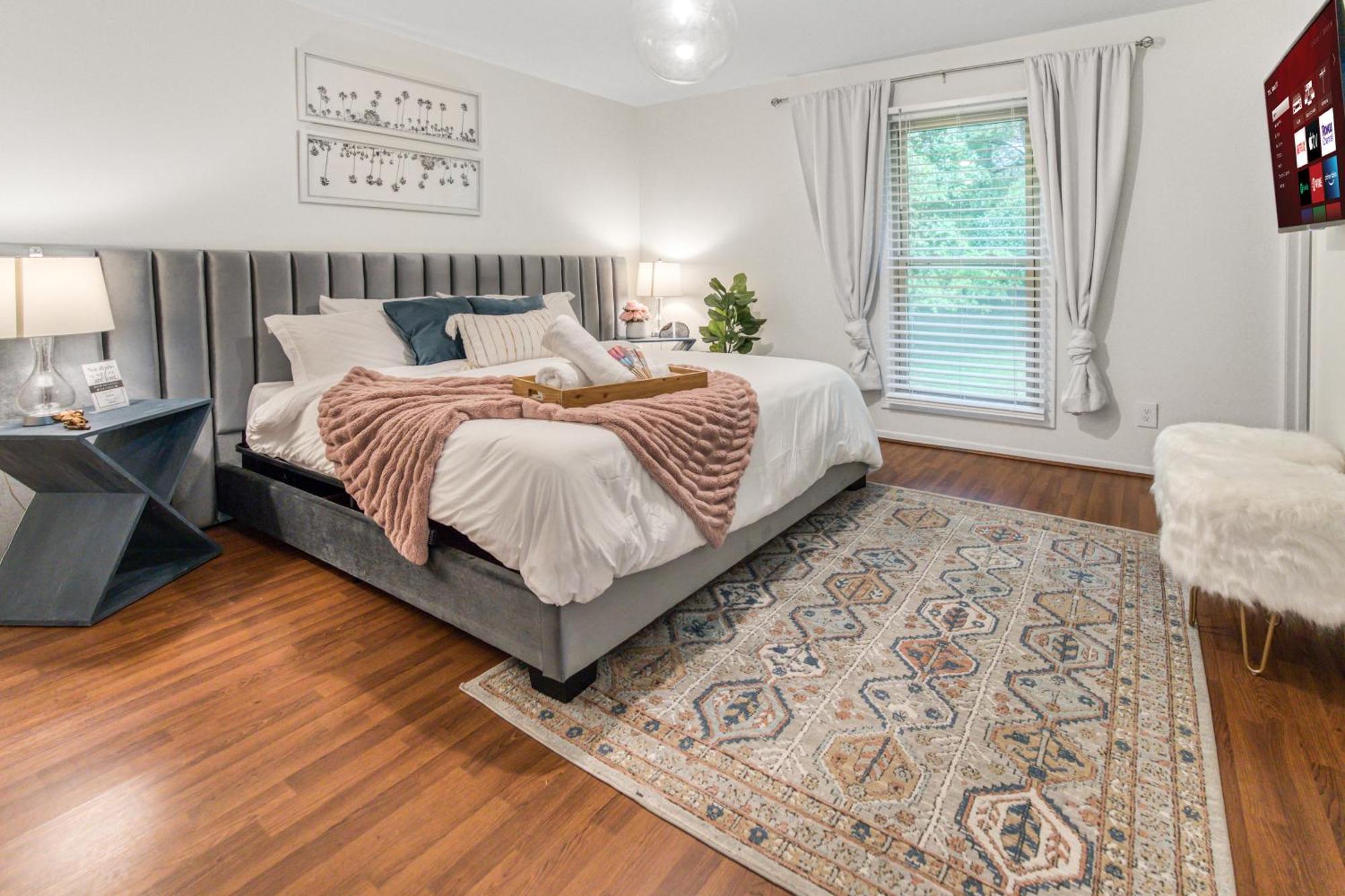 Vibrant South Clt Oasis, 3brs, Patio, Fire Pit