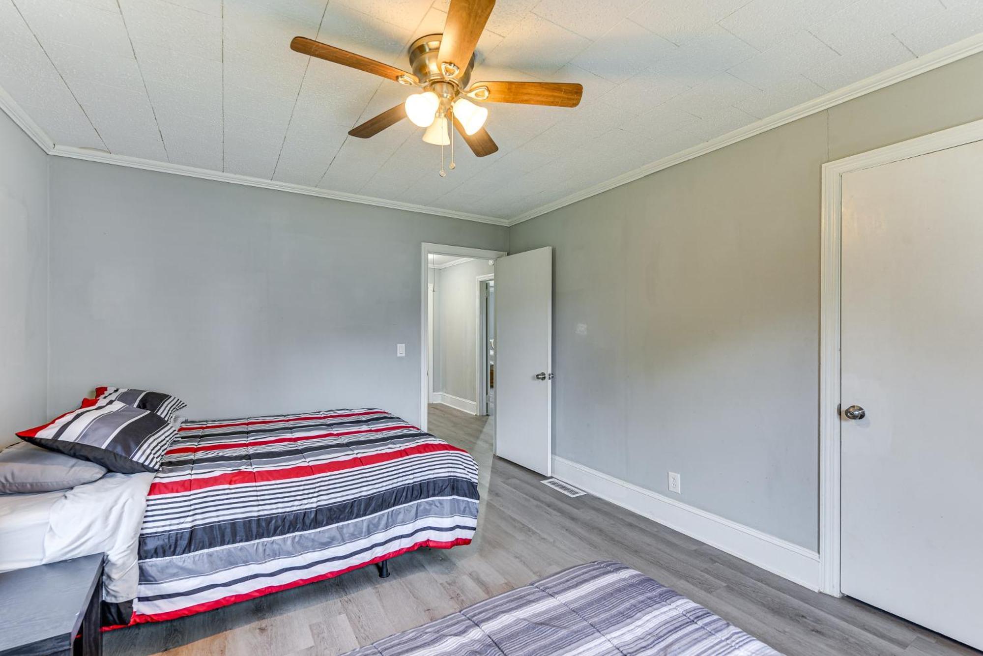 Holiday home Cozy With Fire Pit About 6 Mi To Uptown! Charlotte